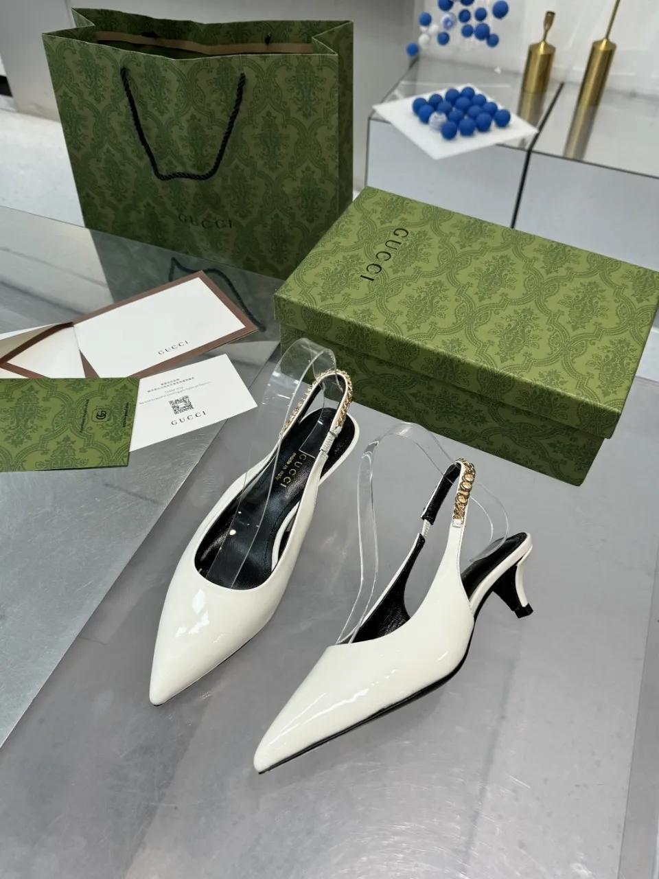 👟👟Ex-factory price 440👟👟 (genuine leather sole +40) Gucci Signoria pumps are named after the central square of Florence, recreating the classic and elegant style of the birthplace of the brand. Combining shiny patent leather with a pointed toe, these shoes are embellished with Gucci's signature chain, adding a stylish edge to your new season wardrobe. Upper: Made of first-layer imported patent cowhide/sheepskin lining. Outsole: rubber non-slip outsole/genuine leather outsole. Size: 35-42 (34/41 42 customized, non-refundable)
